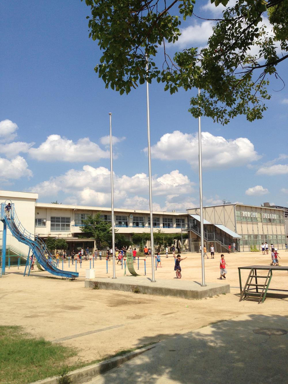 Primary school. 611m to Nishinomiya Tatsuka Hazeen Elementary School