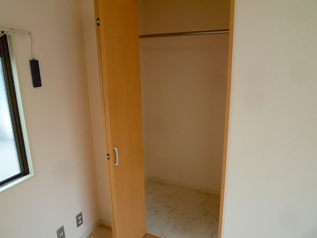 Receipt. Surprisingly large closet! !