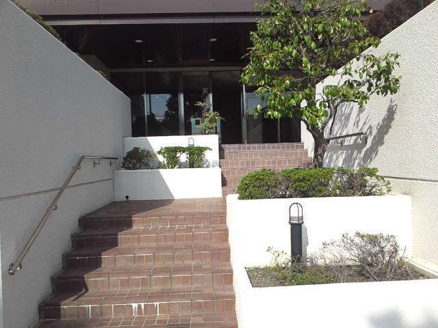 Entrance. It is a clean entrance! !