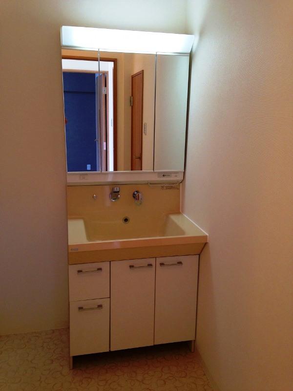 Wash basin, toilet