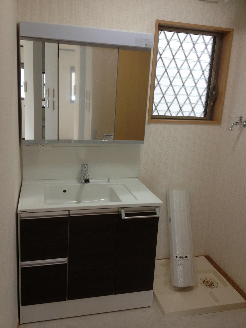 Wash basin, toilet. Three-sided mirror use. Storage portion is also rich