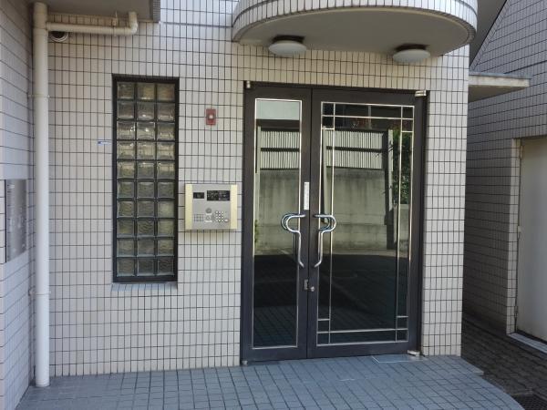 Entrance. entrance There is auto lock.