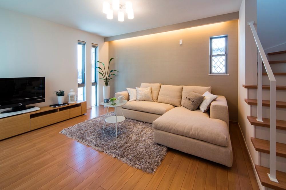 Local photos, including front road. Spacious living enjoy the reunion of the family.