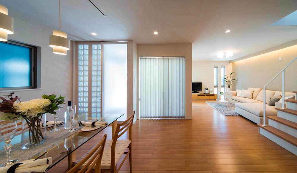 Model house photo. In the house, Achieve a bright Sunny space with light from a window.