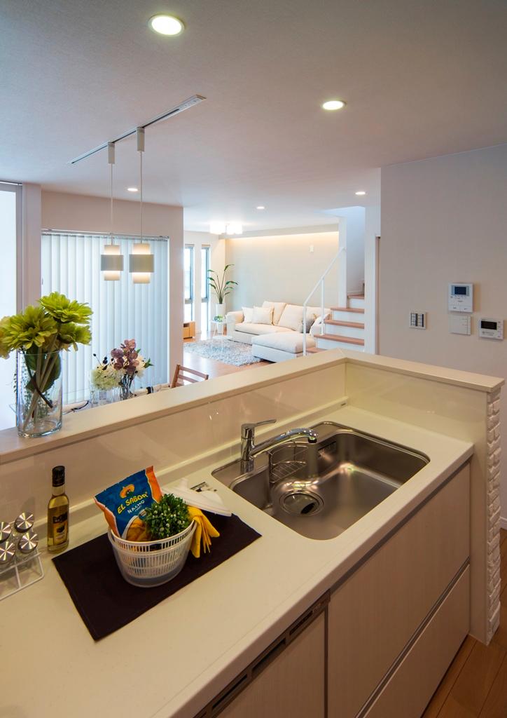 Model house photo. Even come to either of the Japanese-style room and the living room is child Mimamoreru kitchen.