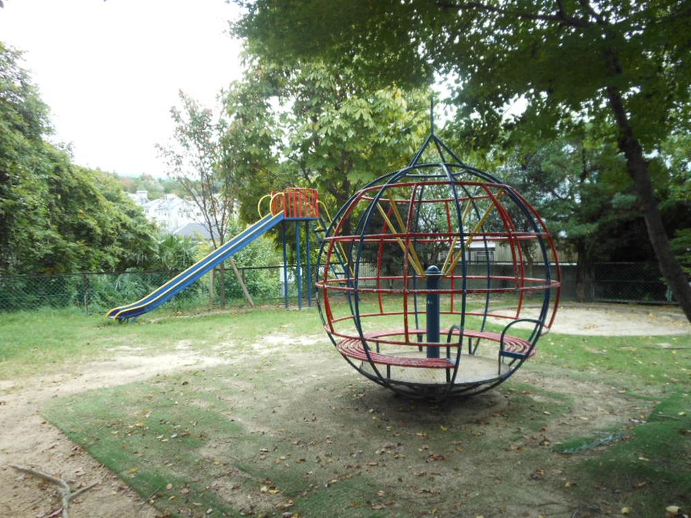 Other. Northwest adjacent land is a park ( "Koyoenhigashiyama children amusement").