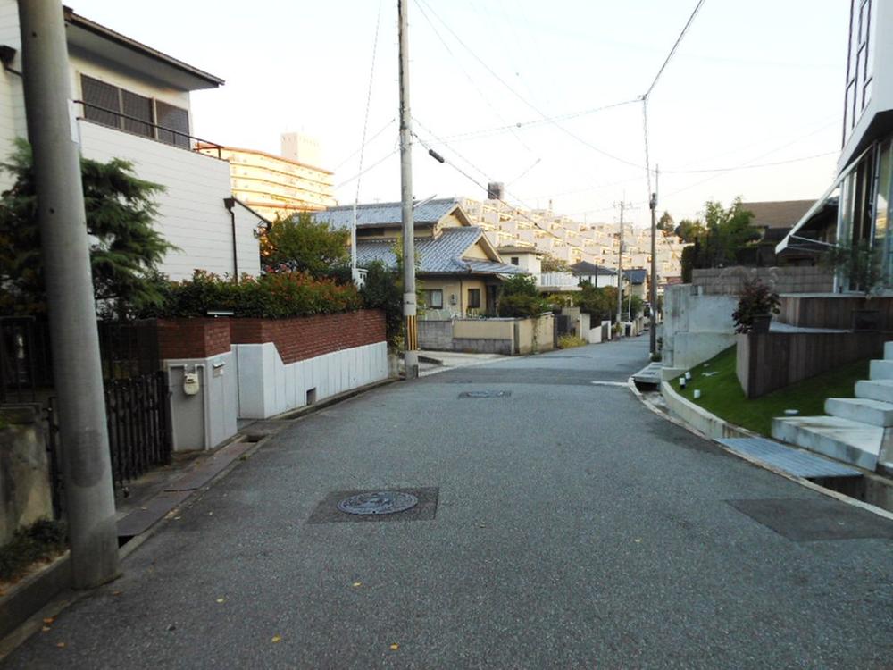 Local photos, including front road. Front road (taking a southeast direction from the northwest) (October 2013) Shooting