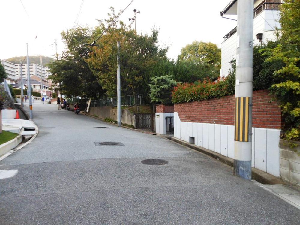 Local photos, including front road. Front road (taking a northwest direction from the southeast) (October 2013) Shooting