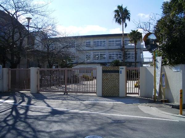Primary school. 530m to Nishinomiya Municipal level upper elementary school