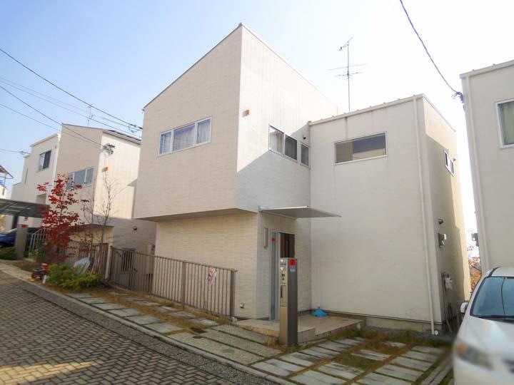 Local appearance photo. September 2008 Built In the south is Kamizono park, Because of terraced, It is very bright house