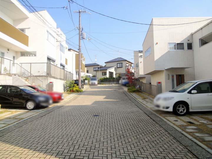 Local photos, including front road. September 2008 Built In the south is Kamizono park, Because of terraced, It is very bright house