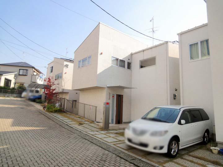 Local photos, including front road. Parking spaces There are two cars Bicycle space is also enough