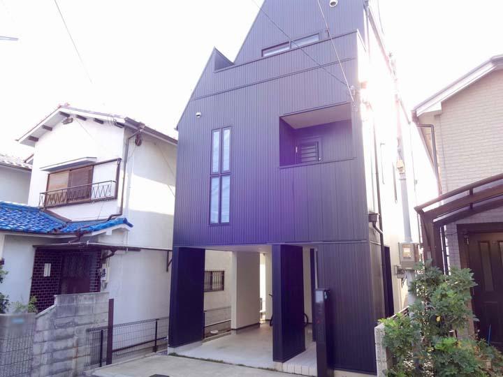 Local appearance photo. Heisei 20 October Built in three-story house. The stylish appearance is characterized by. There is a built-in garage.