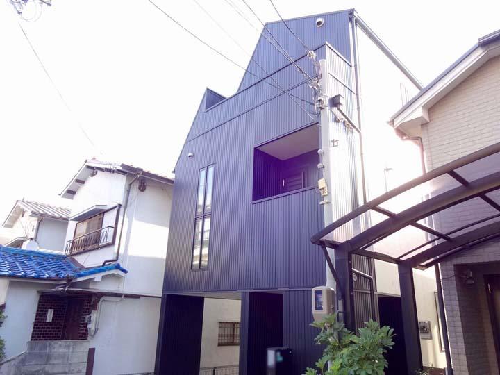Local appearance photo. Heisei 20 October Built in three-story house. The stylish appearance is characterized by