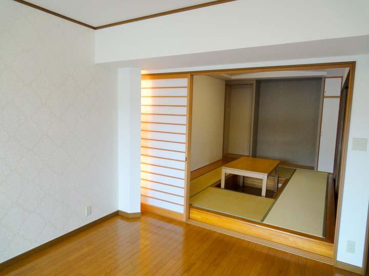 Living. Next to the living space there is about 6 quires of Japanese-style room. There is a drilling kotatsu