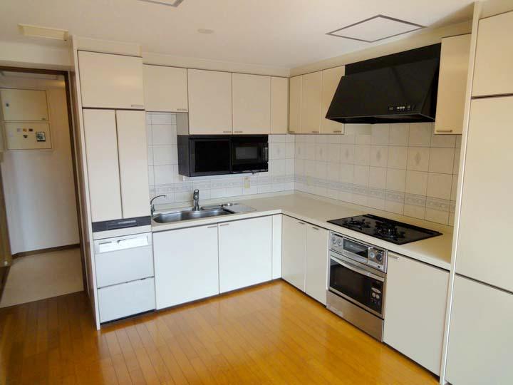 Kitchen. This large L-shaped kitchen work space. Dishwasher at large, Built-in microwave oven is there two.