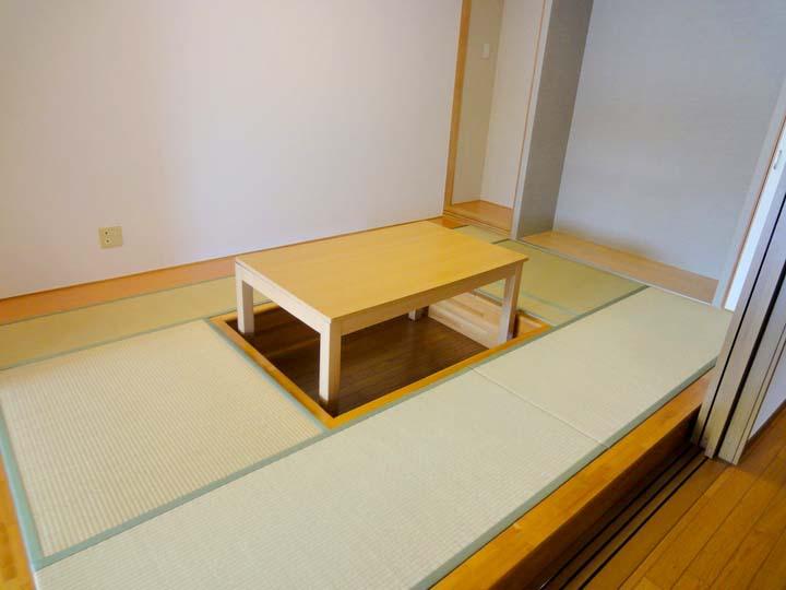 Non-living room. Next to the living space there is about 6 quires of Japanese-style room. There is a drilling kotatsu