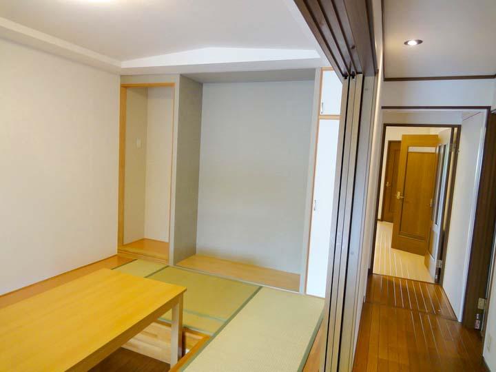 Non-living room. Next to the living space there is about 6 quires of Japanese-style room. There is a drilling kotatsu