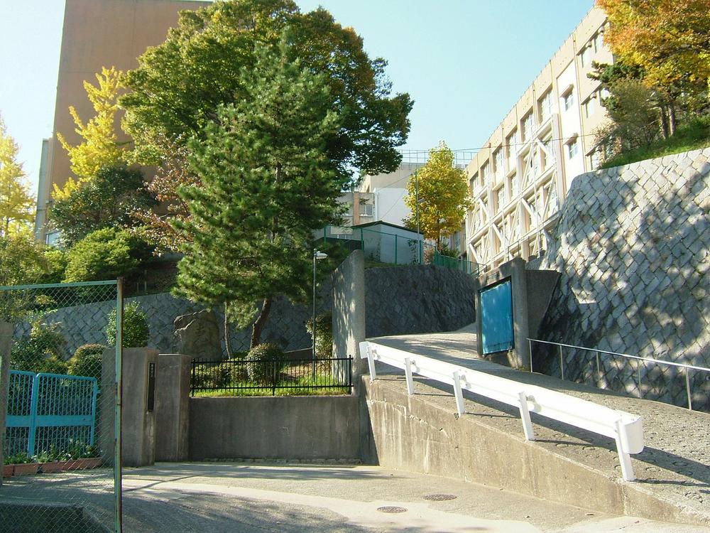 Junior high school. 931m to Nishinomiya Municipal pleasure and pain Garden Junior High School