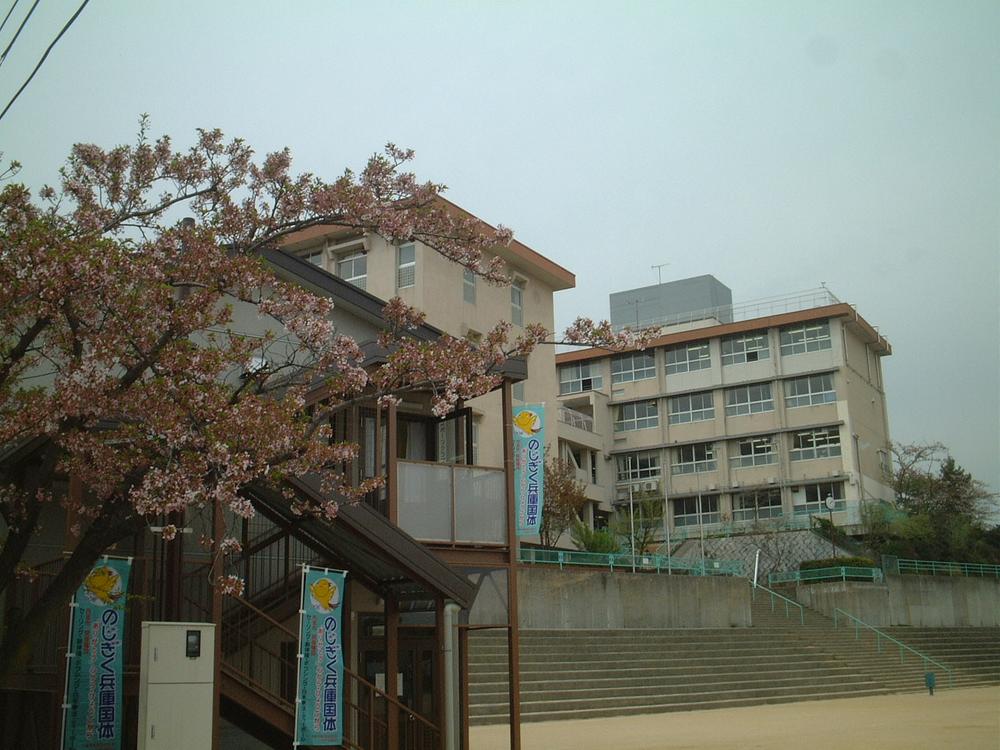Primary school. 2417m to Nishinomiya Municipal pleasure and pain Garden Elementary School