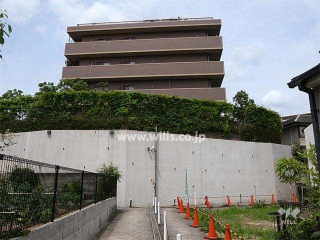 Local appearance photo. Famille KinoeYoen of appearance (from the west) It stands on a hill.