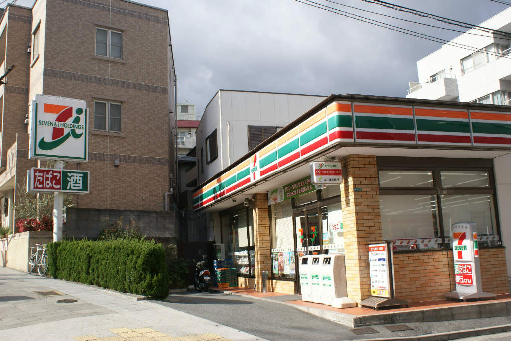 Convenience store. 850m to Seven-Eleven (convenience store)