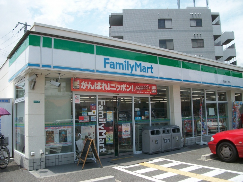 Convenience store. 415m to FamilyMart (lion-month opening Town) (convenience store)