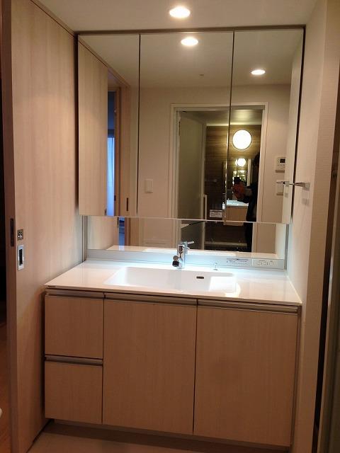 Wash basin, toilet. Apartment resident for in the free shuttle bus service (KinoeYoen Station)