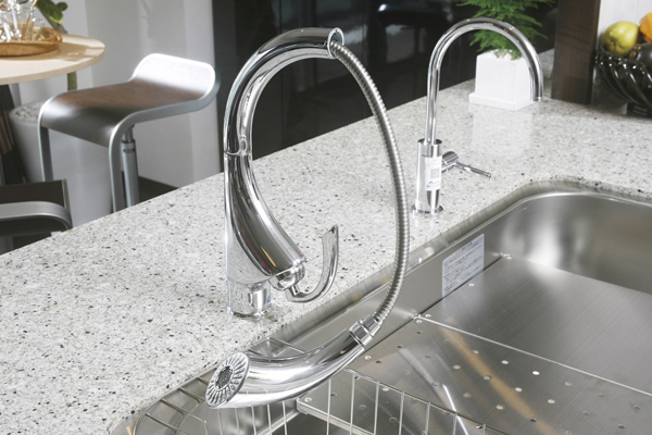 Kitchen.  [Single lever mixing faucet with Grohe Inc. shower] It is possible to draw a head, Switching to a shower possible. Operation feeling of temperature control is also smooth (same specifications)