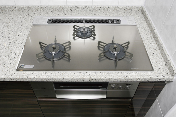 Kitchen.  [Glass top stove] Beautifully shock ・ Strong glass top to scratch. Three-necked stove Ya equipped with a sensor to the whole mouth, Temperature adjustment function, This enhancement equipment such as water without double-sided grill (same specifications)