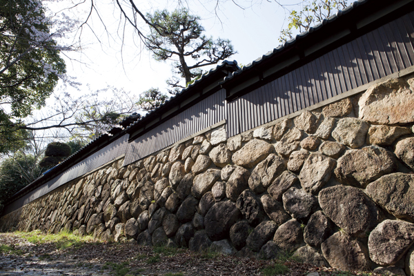 Surrounding environment. Koshikiiwa Shrine near the skyline (a 9-minute walk ・ About 650m)