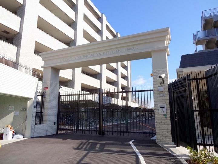 Local appearance photo. Local (12 May 2013) Shooting There is a good gate to the drive way.