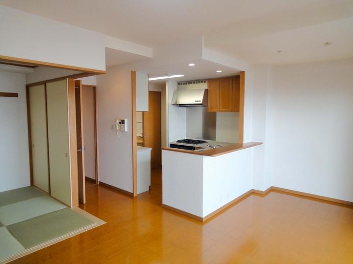 Living. Breadth, About 18.6 quires some widely bright LDK. Living space there is a ceiling height of about 2.6M There is a feeling of opening. It is a popular face-to-face counter kitchen.