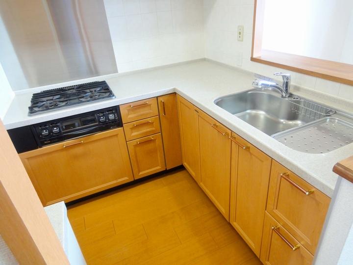 Kitchen. Work space has become face-to-face counter in a wide L-shaped kitchen.