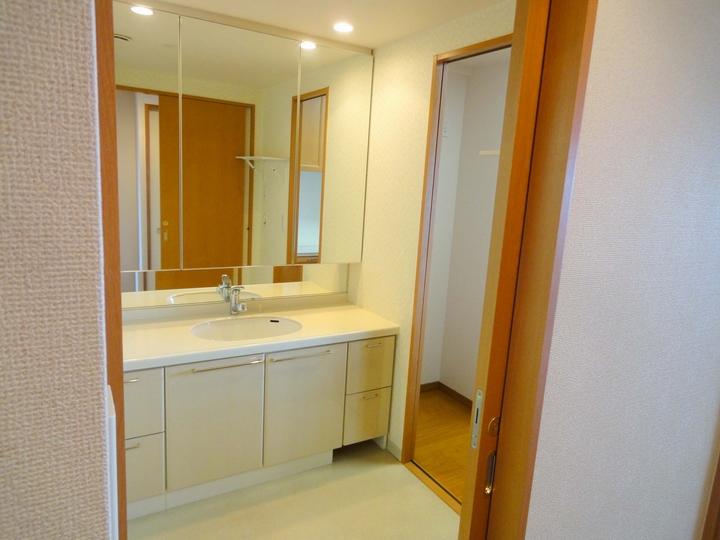 Wash basin, toilet. Washroom that can be accessed from the kitchen ・ It is the Laundry Area. Since the water around is solidified and excellent housework flow line.