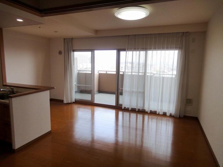 Living. Breadth, About 18.6 quires some widely bright LDK. Living space there is a ceiling height of about 2.6M There is a feeling of opening.