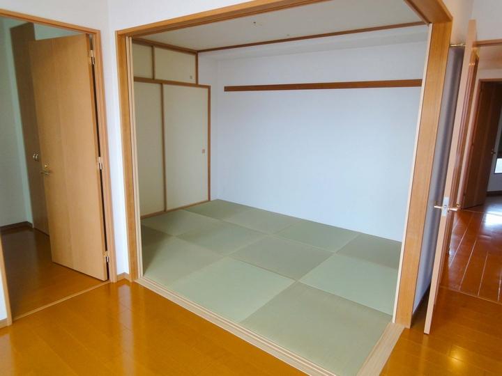 Non-living room. Japanese-style Ryukyu tatami. Breadth is located about 6 Pledge.