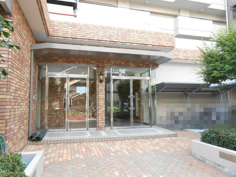 Entrance. Common areas
