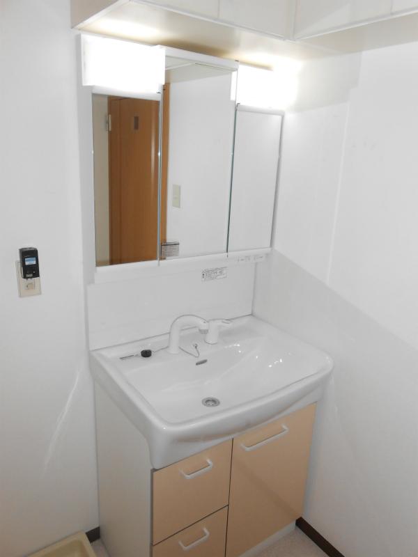 Wash basin, toilet. Indoor (12 May 2013) Shooting