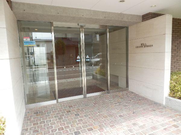 Entrance. Common areas