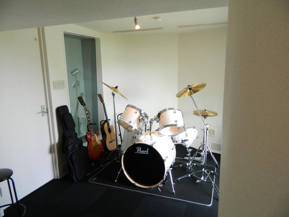 Non-living room. Soundproof room, It is your on playing and theater room of musical instruments
