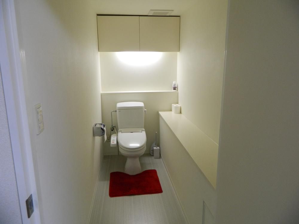 Toilet. Spacious toilet