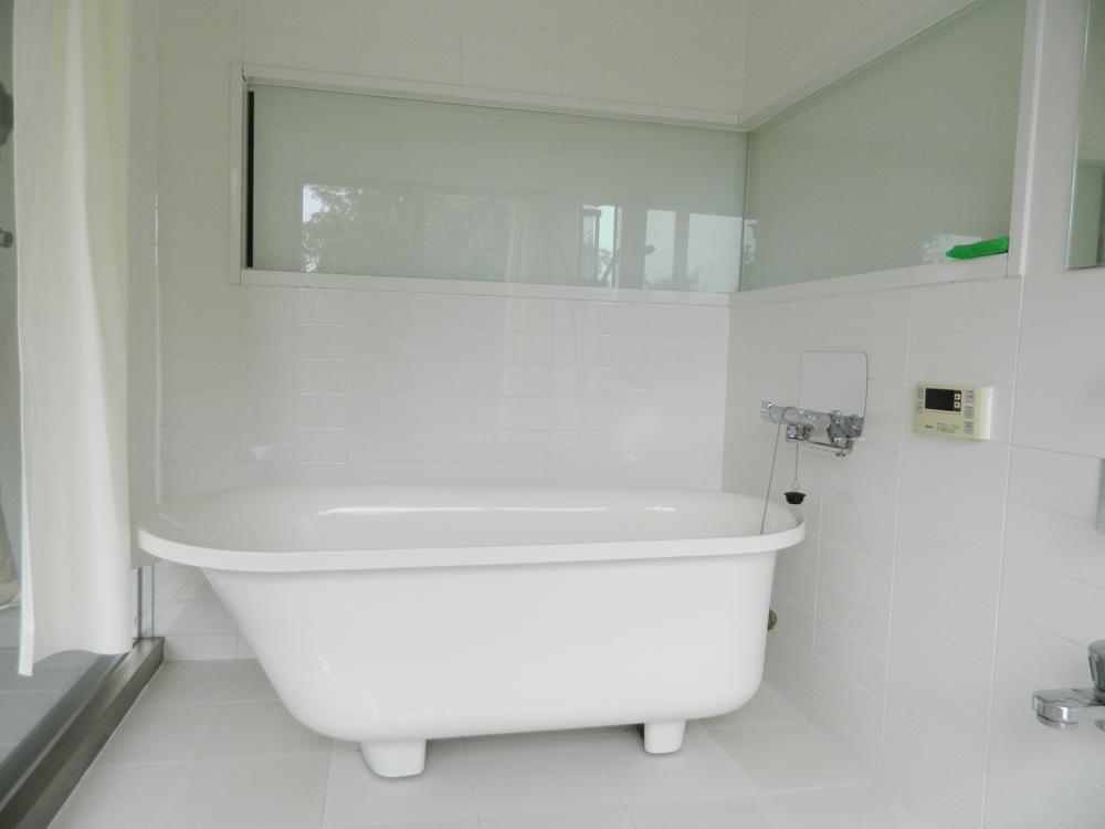Bathroom. But is the bathtub, such as hotels, Of course, automatic hot water supply function, With reheating function
