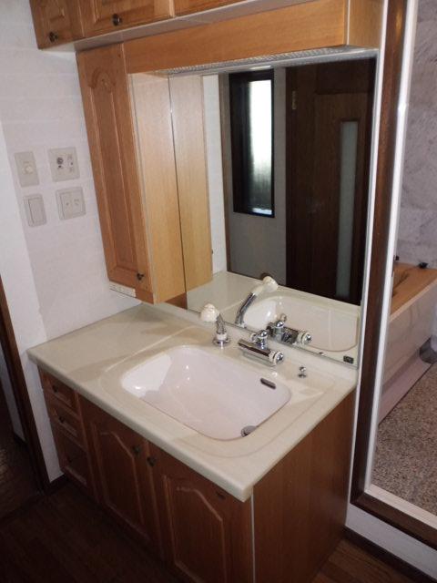 Wash basin, toilet. Indoor (12 May 2013) Shooting