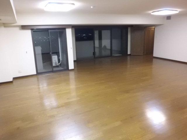 Living. About 47.1 Pledge of spacious living! The evenings, you can also look at night view!