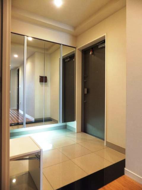 Entrance. Mirror-covered shoe box in the foyer, Sitting there bench. (2013 October) shooting