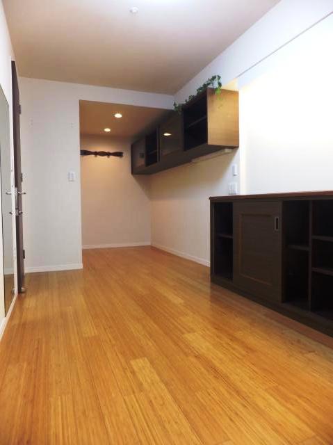 Non-living room. Western-style (about 9.3 tatami mats)