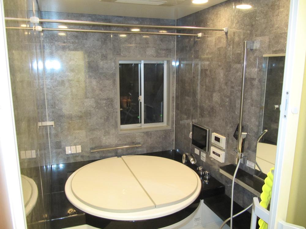 Bathroom. The bathroom compelling 1.5 pyeong size. Jacuzzi and underwater lighting and bathroom with audio. Tub of double insulation thermos tub. Of course mist sauna in the bathroom drying & Heating, Bathroom TV also comes with.