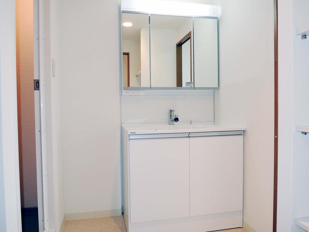 Wash basin, toilet. Indoor shooting