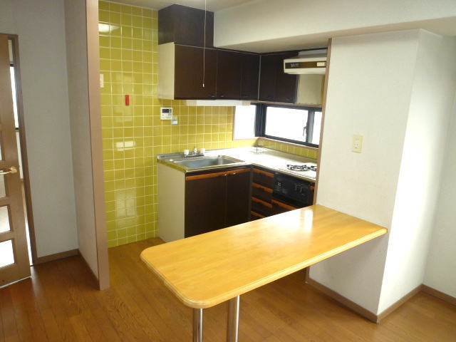 Kitchen. L-shaped kitchen With counter